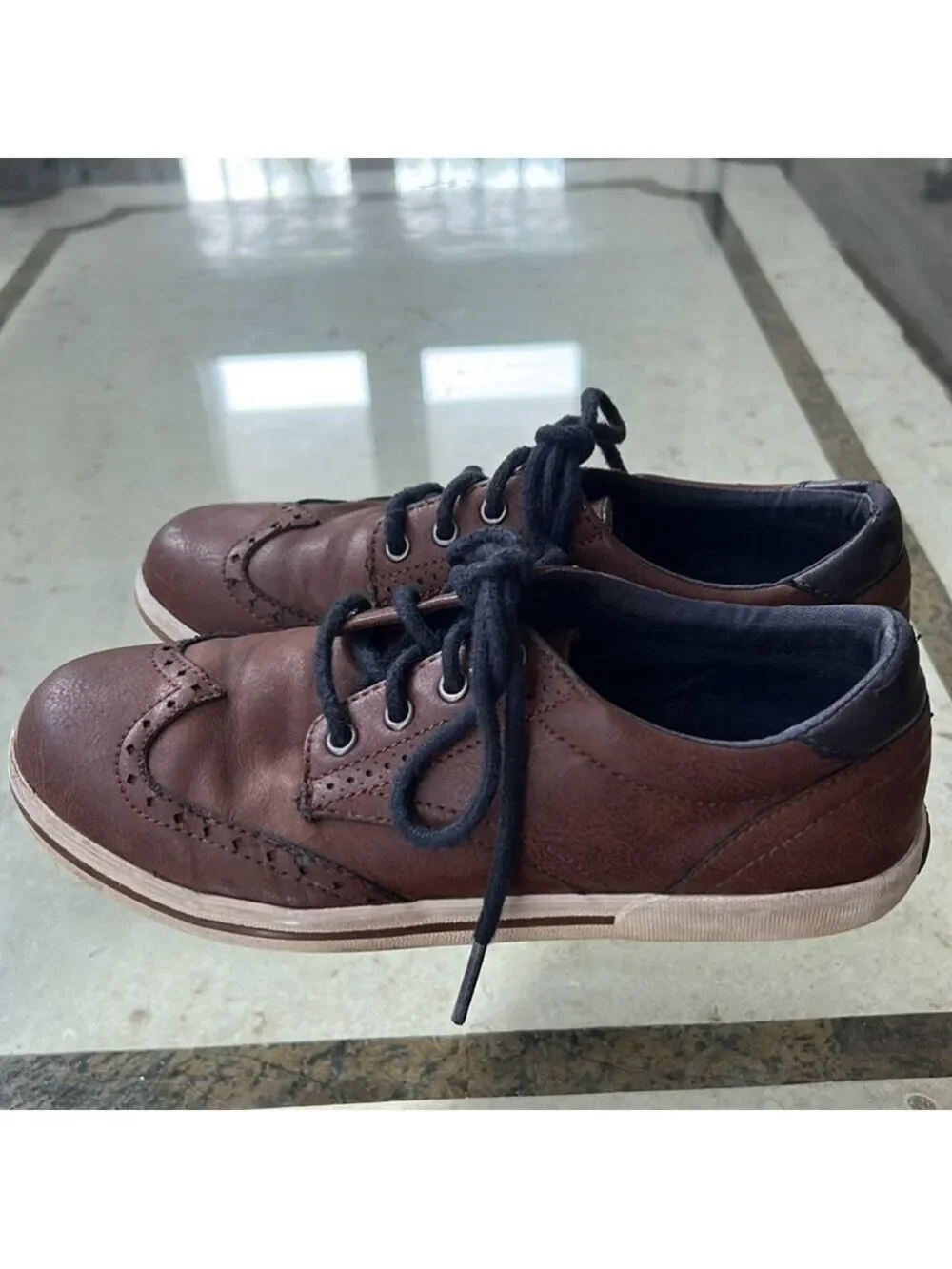 Boys brown wingtip dress shoes. Size 4